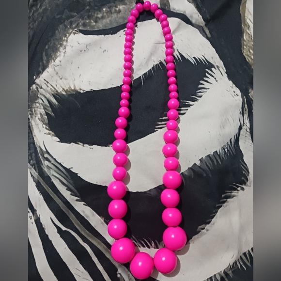 Women Fuschia Pink Wood Balls Elastic Long Necklace - Picture 4 of 4